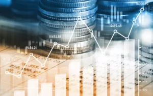 Gestapelte Münzen vor Finanzdaten und Kursdiagrammen – Symbol für Investment, Rendite und Fondsentwicklung