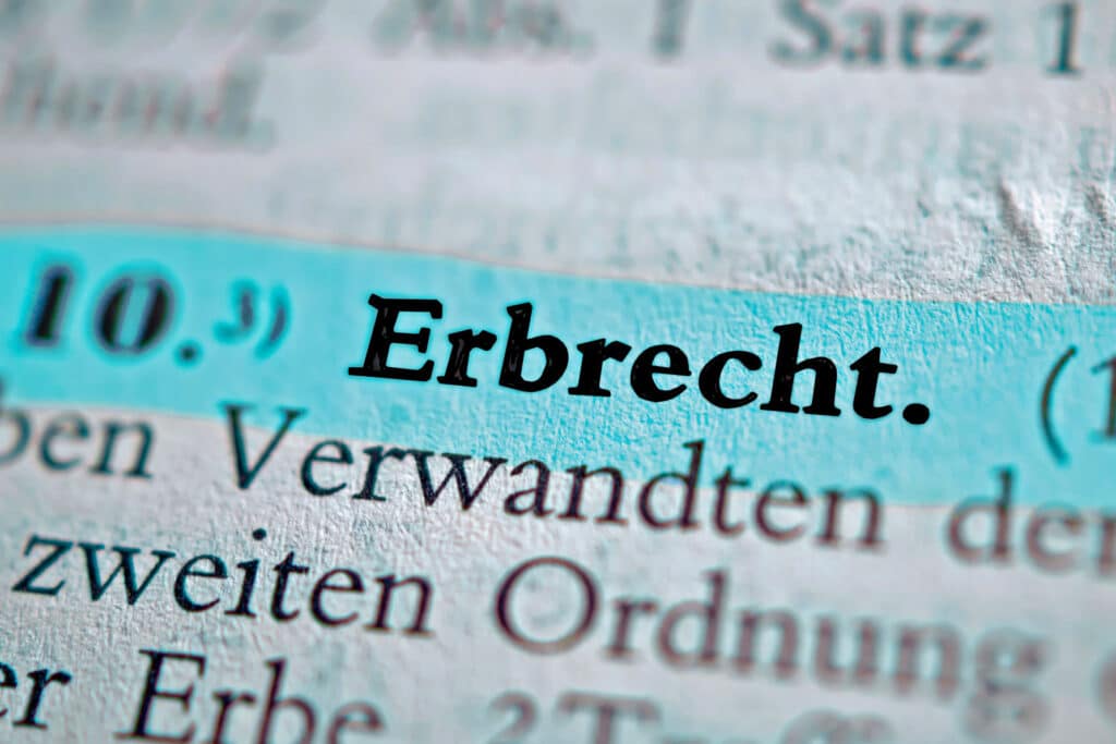 Nahaufnahme eines Gesetzestextes mit dem hervorgehobenen Wort ‚Erbrecht‘, das sich auf rechtliche Regelungen zur Erbschaft und Erbschaftsteuer bezieht.