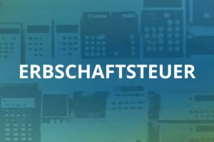 Hintergrund von alten Taschenrechnern mit dem Wort ERBSCHAFTSTEUER in fetten weißen Buchstaben in der Mitte.